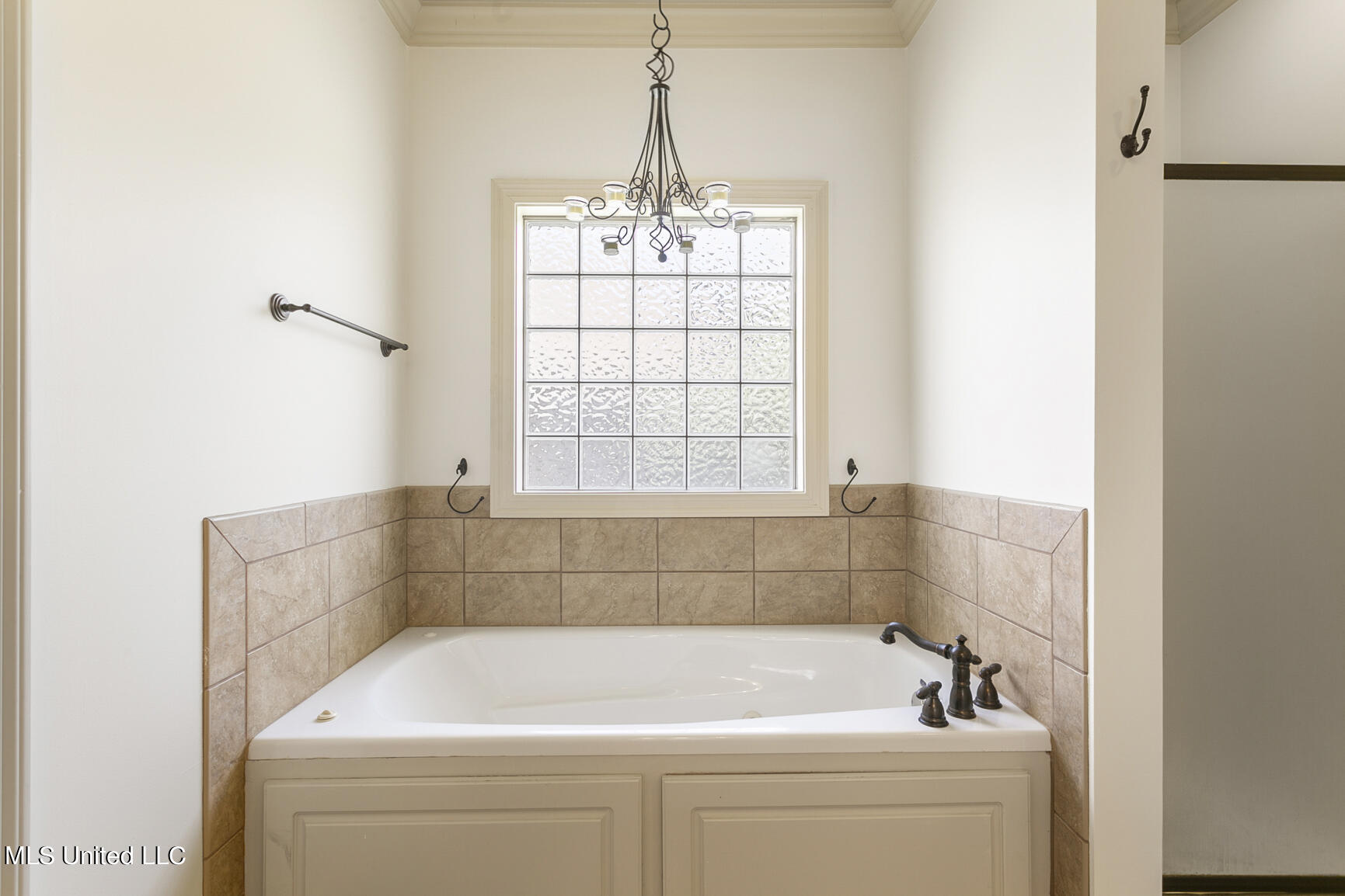 1904 East Ridge Circle Madison, MS 39110 - Photo 24 of 39 Tub with Tile Surround