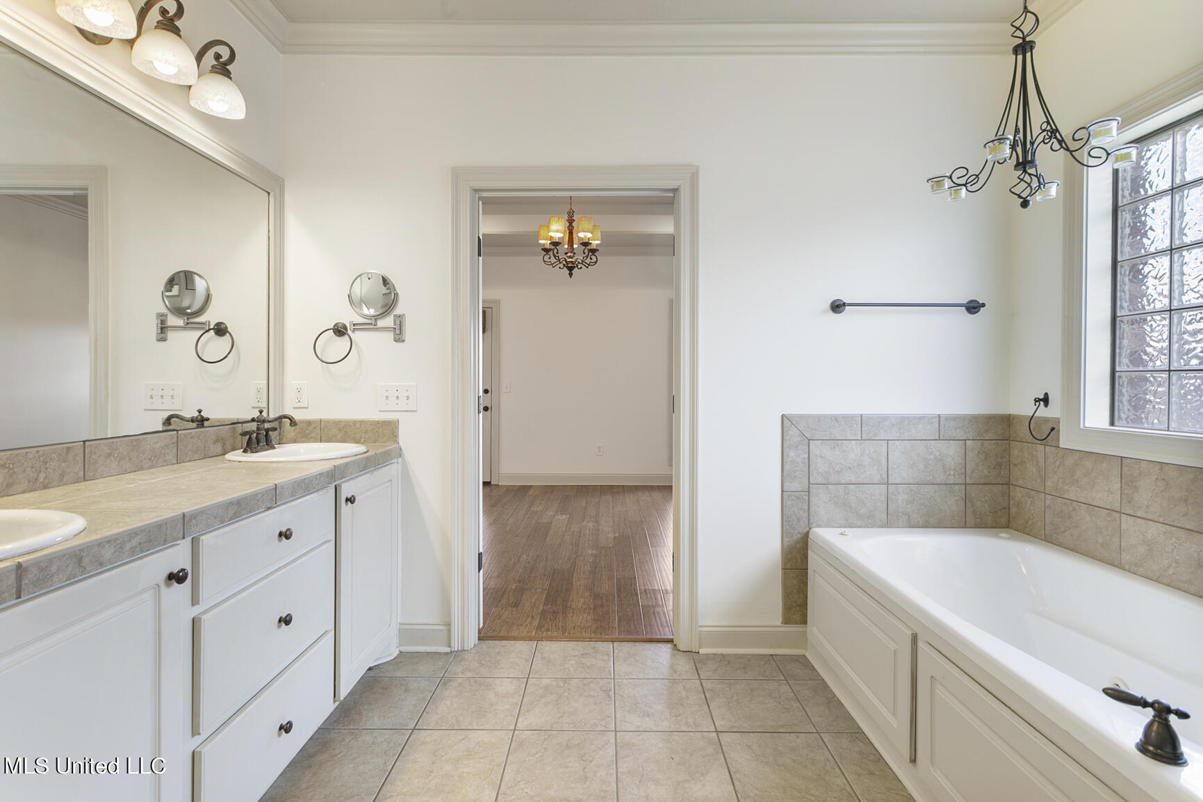 1904 East Ridge Circle Madison, MS 39110 - Photo 26 of 39 Primary Bath