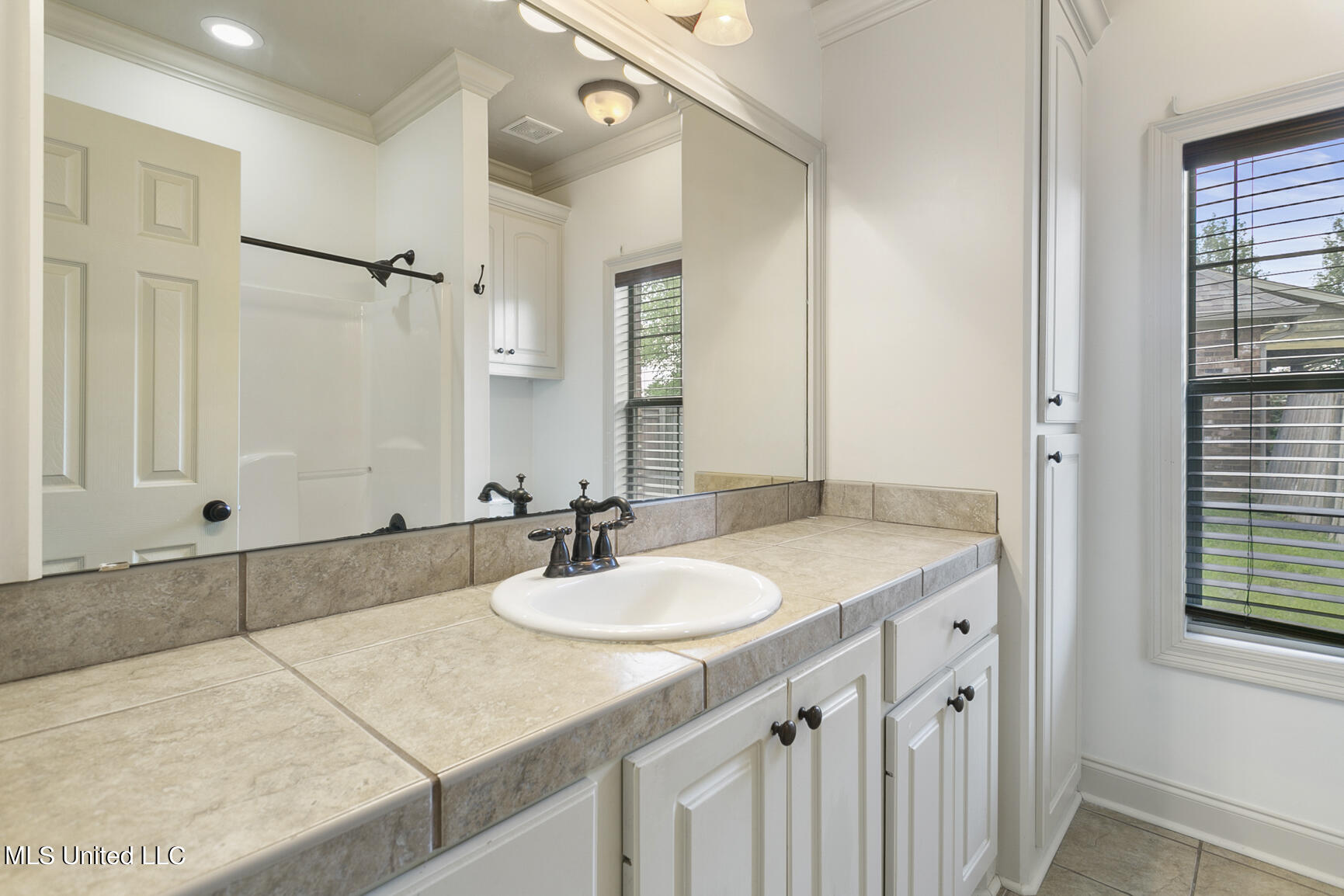 1904 East Ridge Circle Madison, MS 39110 - Photo 29 of 39 Bath 2 with Oversized Vanity