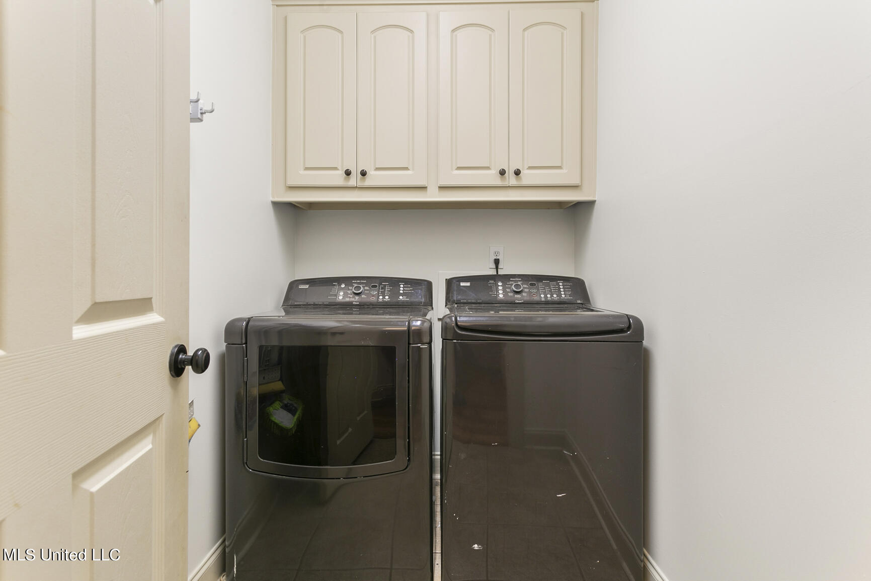 1904 East Ridge Circle Madison, MS 39110 - Photo 33 of 39 Washer and dryer remain!