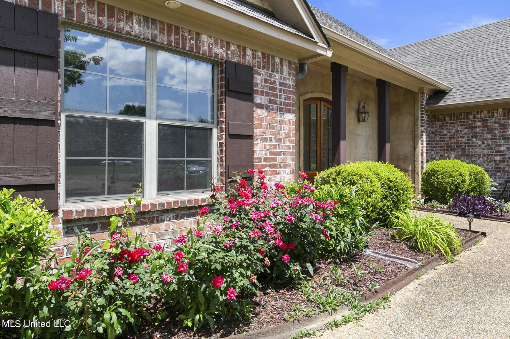 1904 East Ridge Circle Madison, MS 39110 - Photo 4 of 39 Beautifully Landscaped