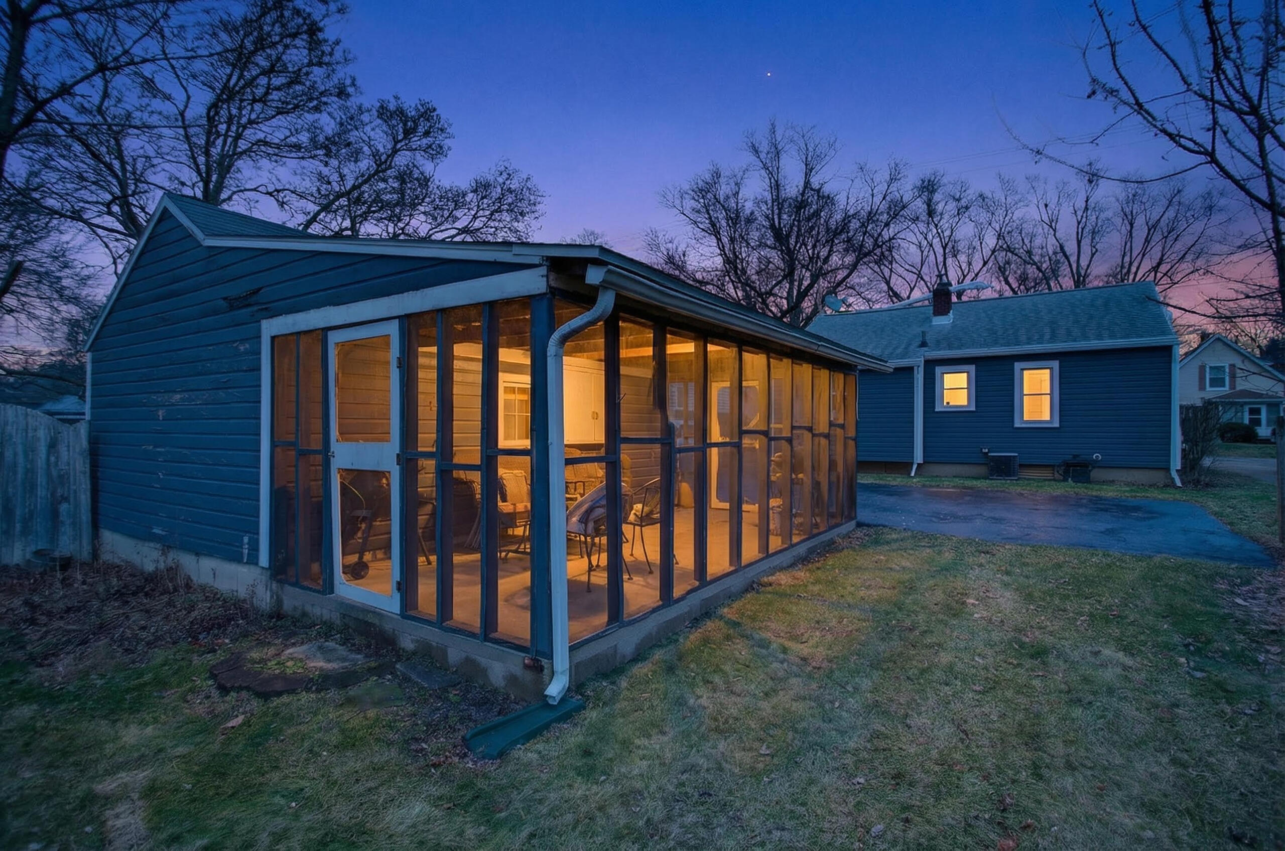 426 Orange Street Jackson, MI 49202 - Photo 6 of 30 008_0N0A8020#twilight