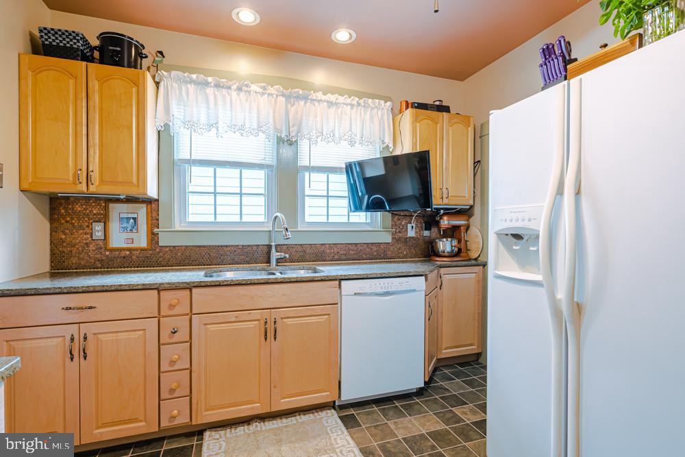 159 Yale Road Audubon, NJ 08106 - Photo 20 of 36 Custom " Penny " Back splash