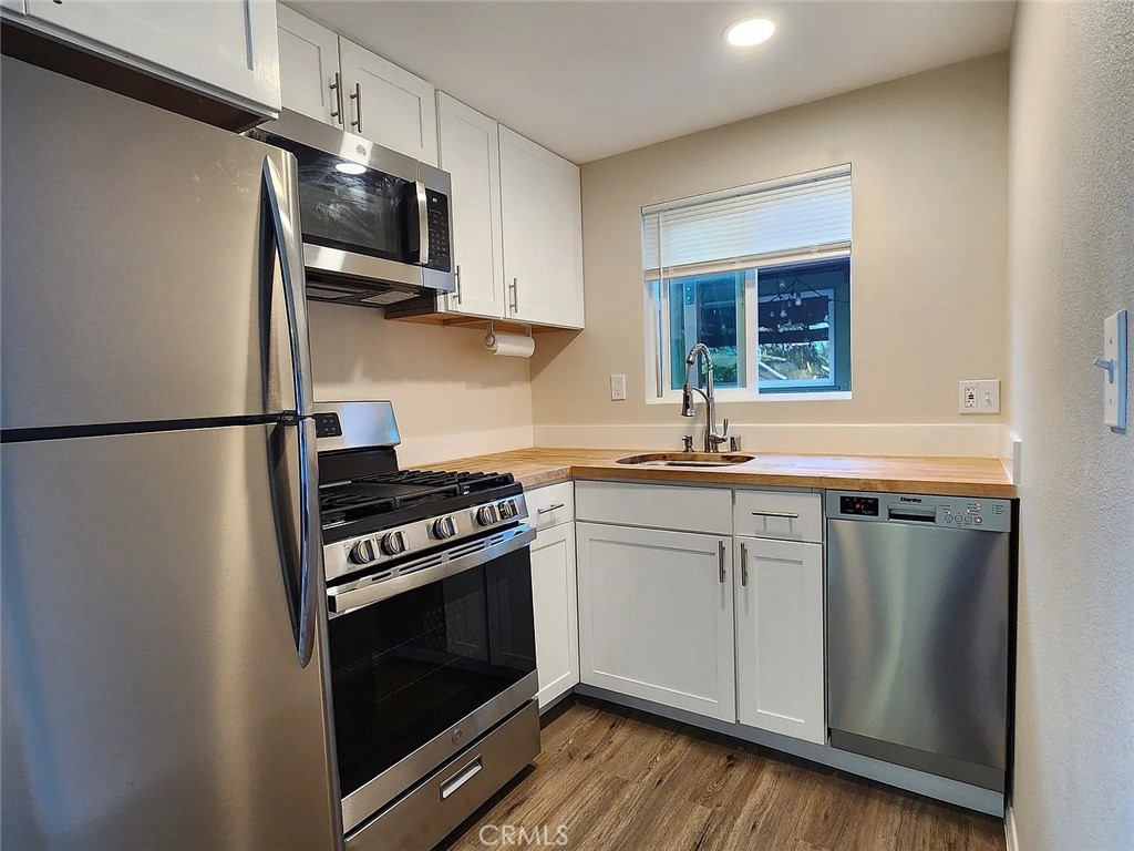 412 Delphine Place, Unit B Fullerton, CA 92833 - Photo 6 of 10 Kitchen