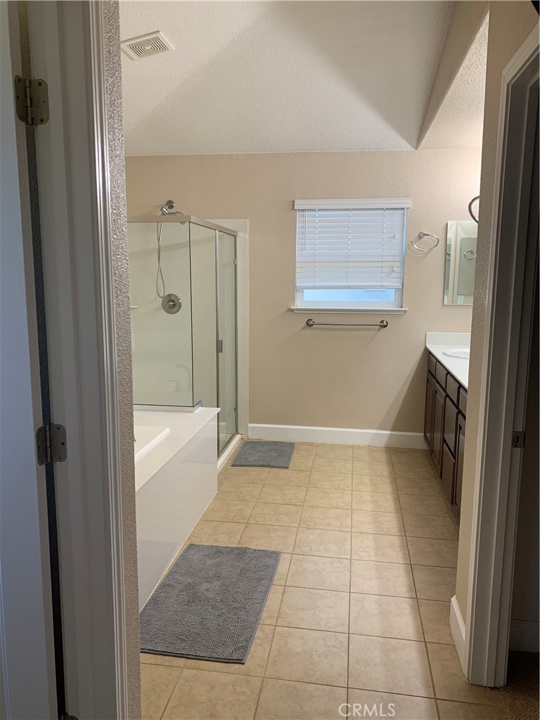 538 Burnt Ranch Way Chico, CA 95973 - Photo 28 of 34 a bathroom with a bathtub and shower