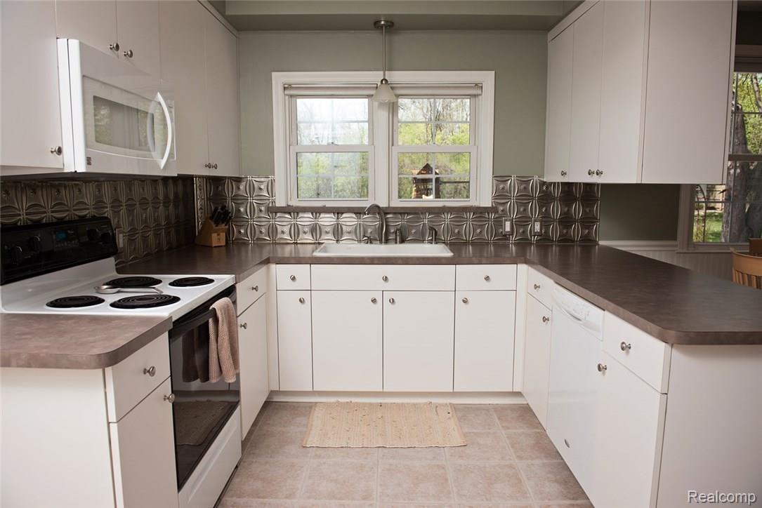 24325 Power Road Farmington, MI 48336 - Photo 6 of 35 24325 Power-26.jpg