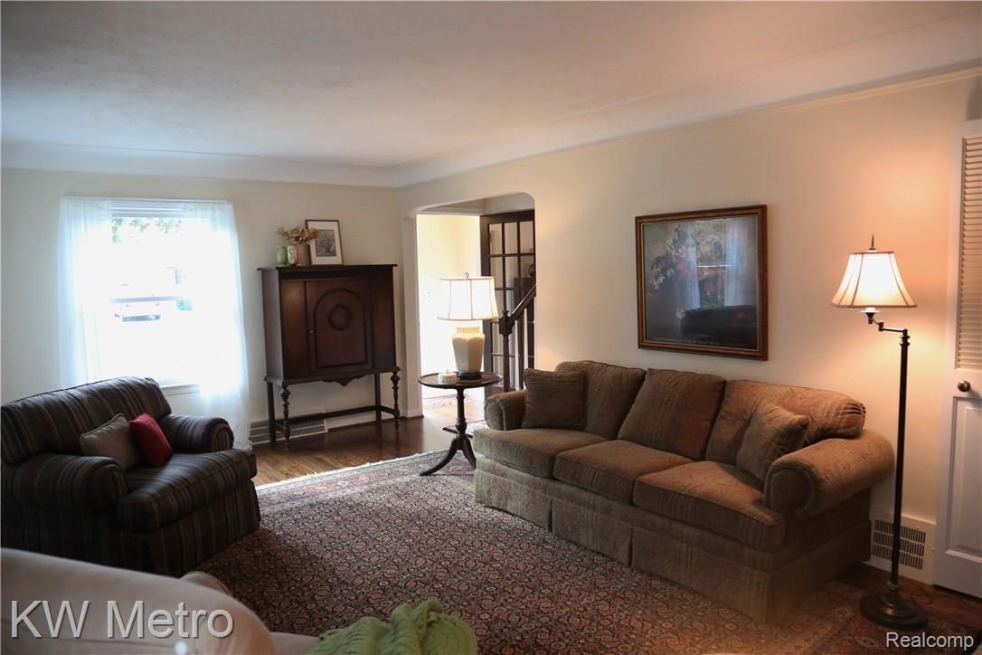 123 Maplefield Road Pleasant Ridge, MI 48069 - Photo 4 of 36 8B8A1780.JPG