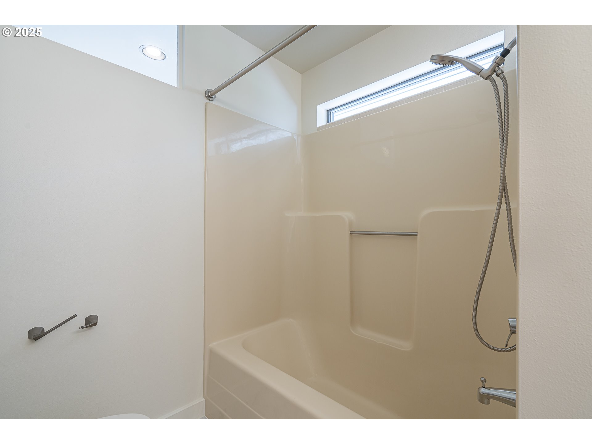 25731 Southwest Neill Road Newberg, OR 97132 - Photo 16 of 39 a bathroom with a shower