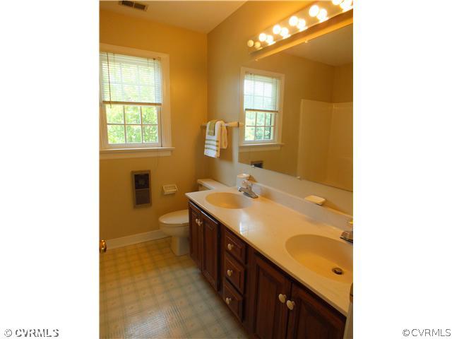 10716 Warren Road Glen Allen, VA 23060 - Photo 9 of 13 Master Bath/Spa - En suite bathroom.
