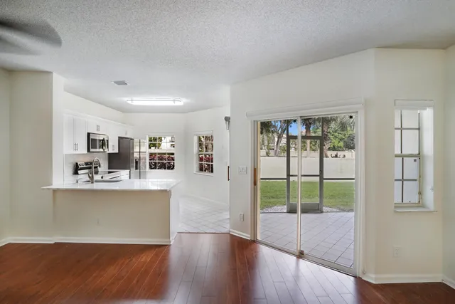 $2,800 | 6513 Via Regina, Boca Raton, FL 33433