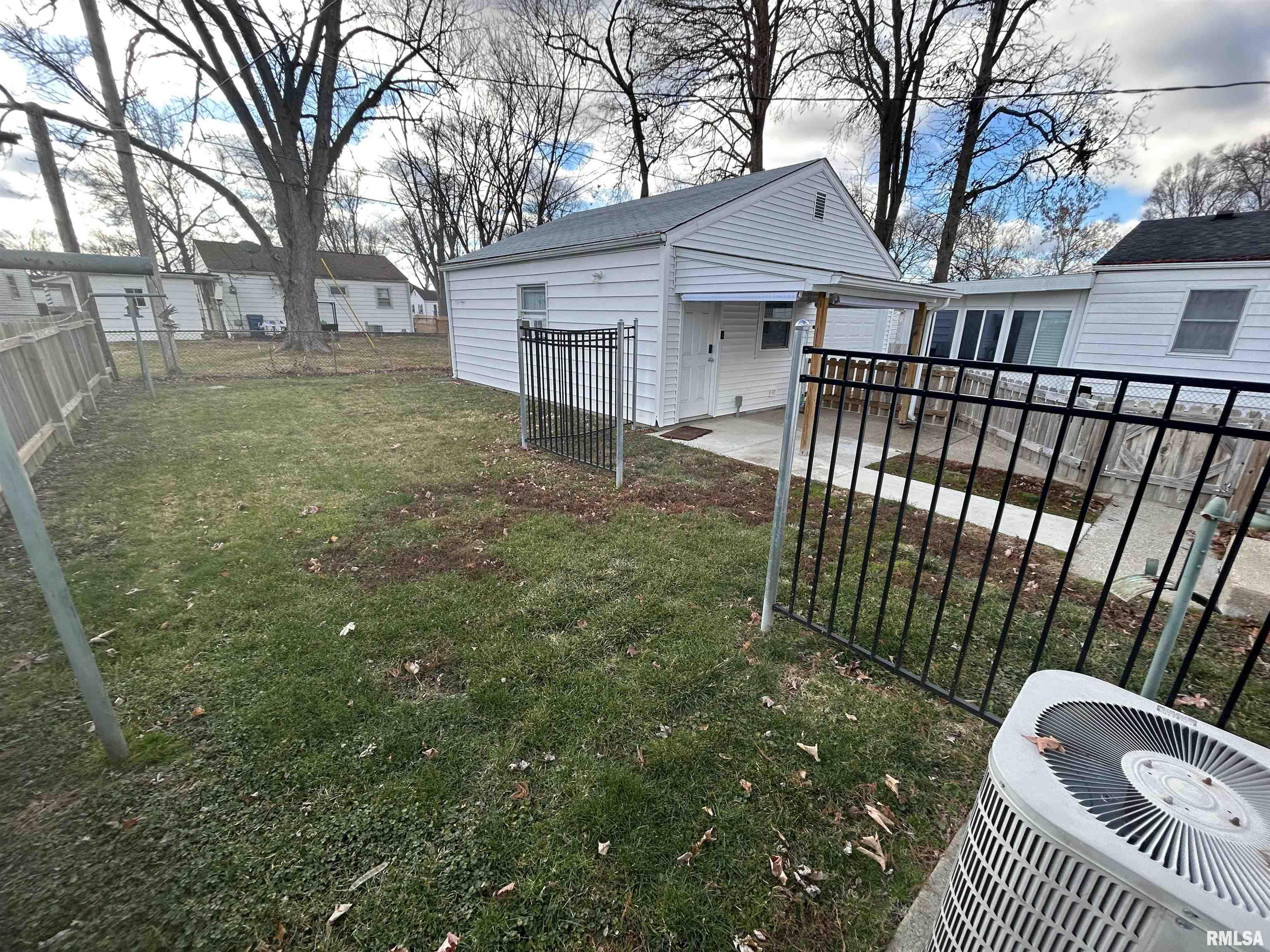 40 Lilac Lane Springfield, IL 62702 - Photo 3 of 18 Gallery Image 3