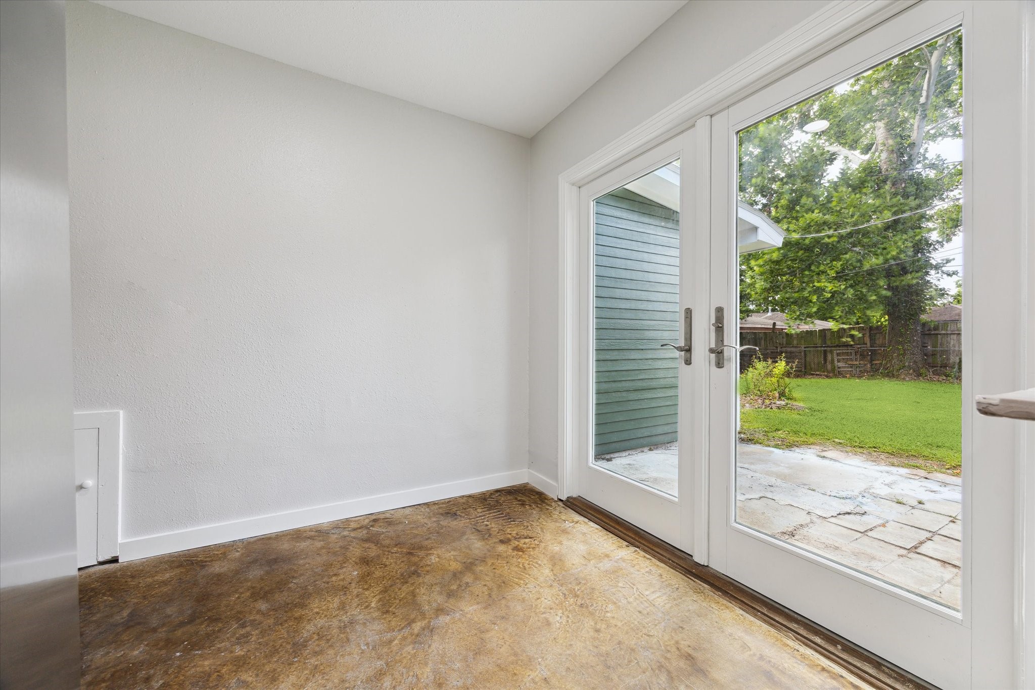 522 Barkley Street Houston, TX 77022 - Photo 6 of 18 Breakfast room overlooks the patio and backyard area.