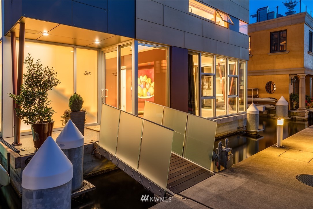 2369 Fairview Avenue East, Unit 6 Seattle, WA 98102 - Photo 2 of 26 a room with lots of furniture and windows