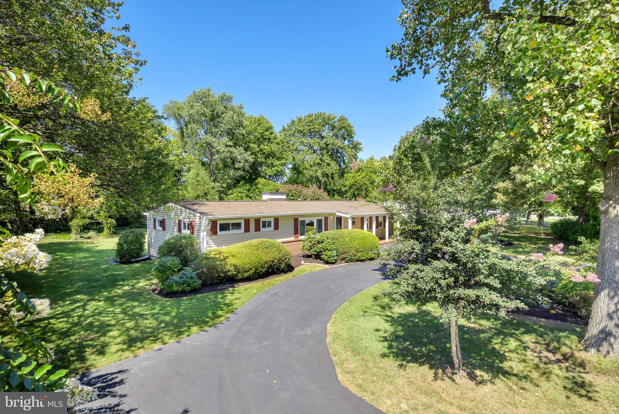 7500 Simms Road Alexandria, VA 22315 - Photo 3 of 45 Circular driveway