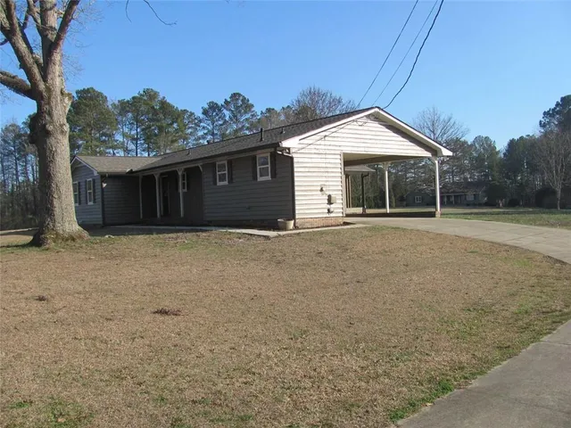 a view of a house with a yard