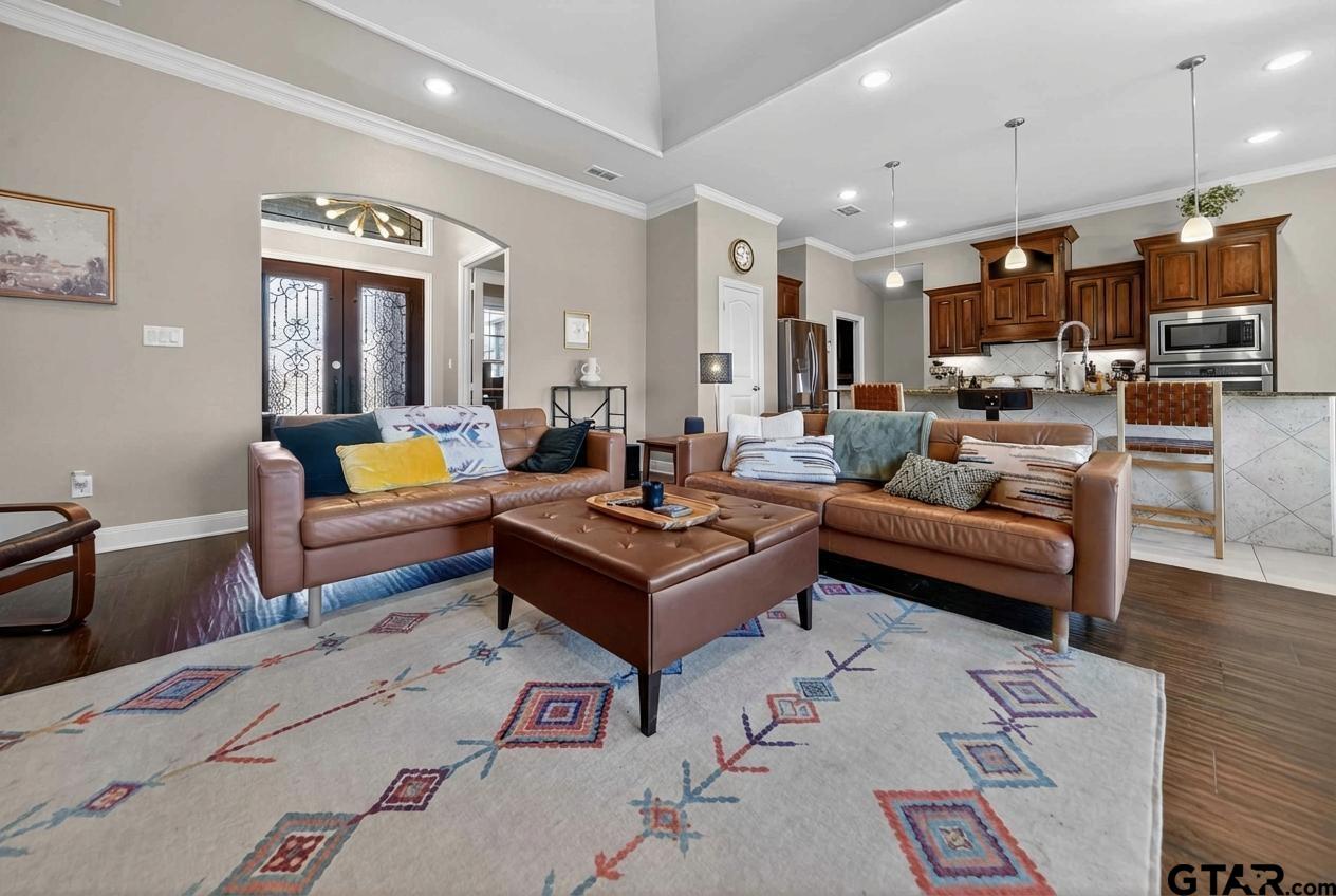 2202 Rana Park Flint, TX 75762 - Photo 39 of 47 a living room with furniture kitchen view and a large window