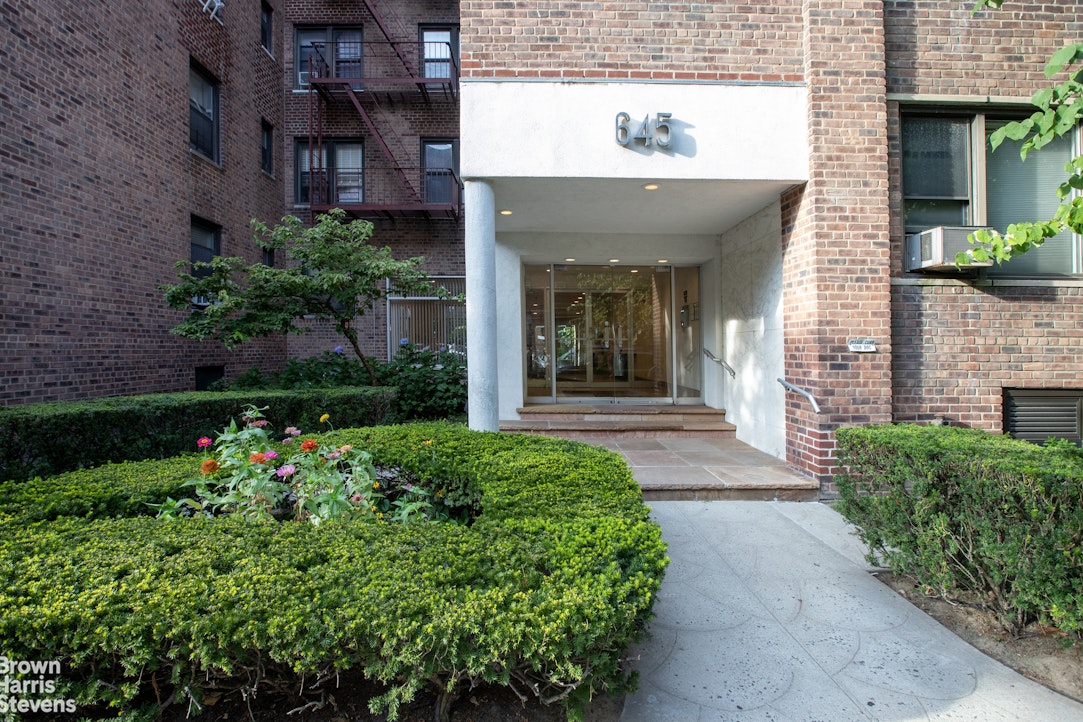 645 West 239th Street, Unit 6C Bronx, NY 10463 - Photo 15 of 18 a front view of a house with garden