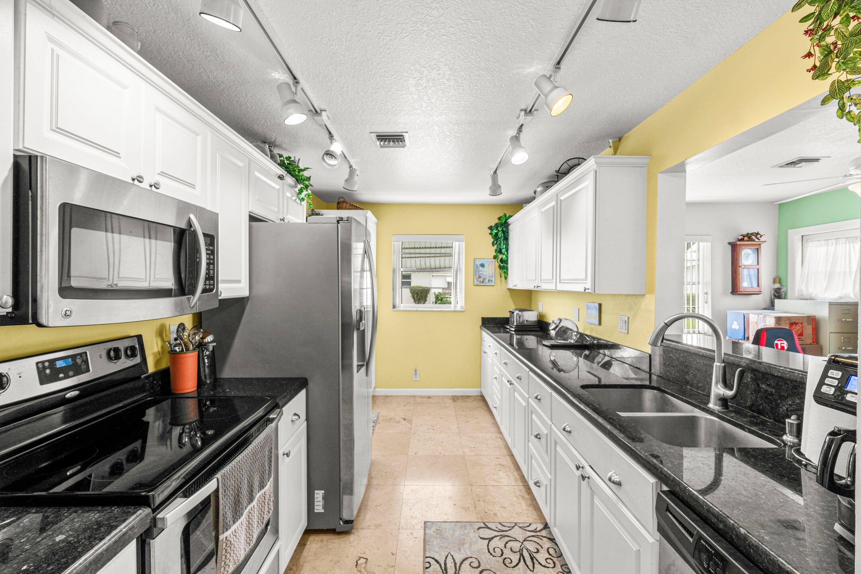 1009 Southwest 3rd Avenue Boynton Beach, FL 33426 - Photo 5 of 35 011-1009Southwest3rdAvenue-BoyntonBeach-