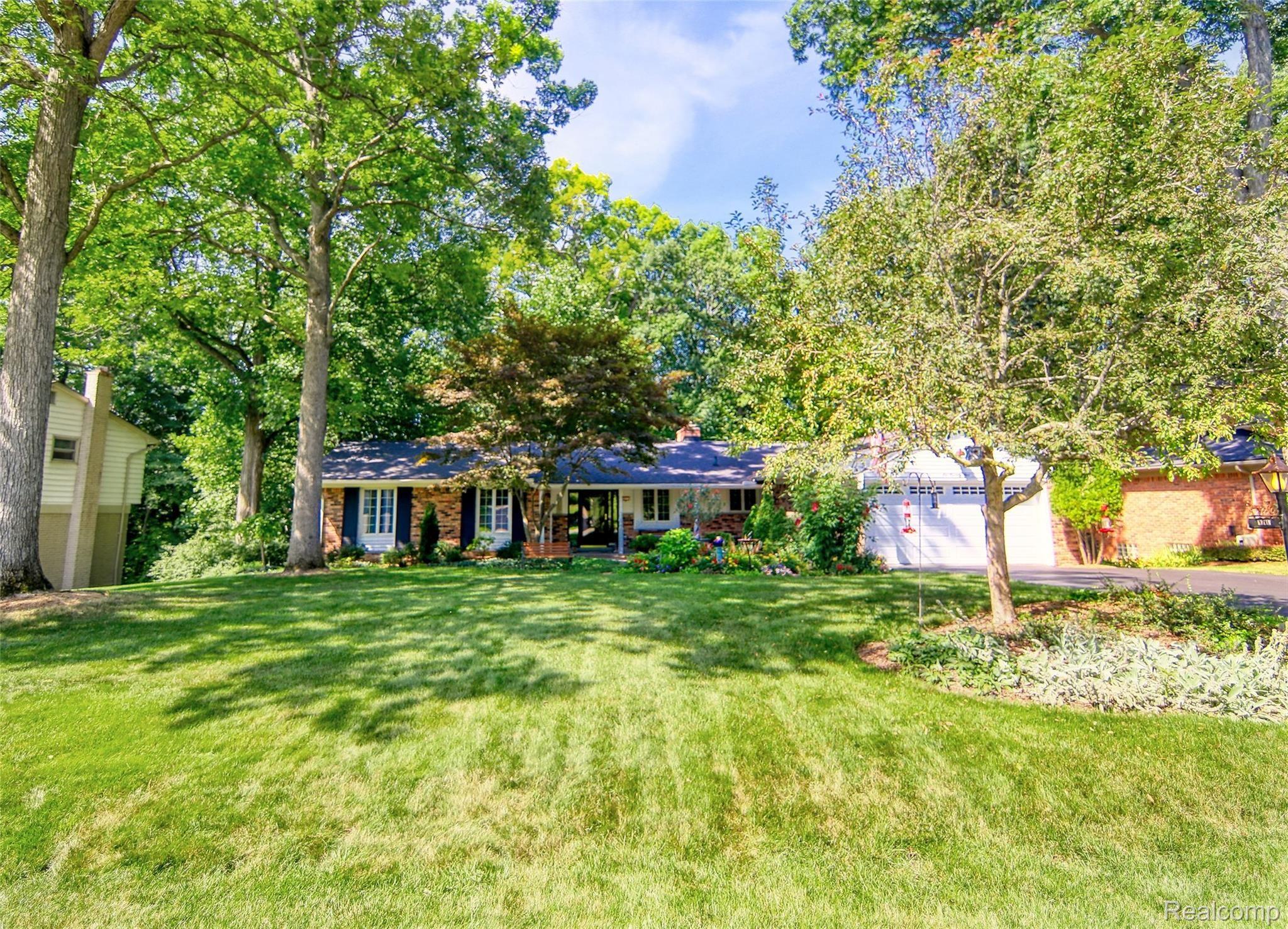 675 South Fieldstone Drive Rochester, MI 48309 - Photo 2 of 71 2_Front.jpeg
