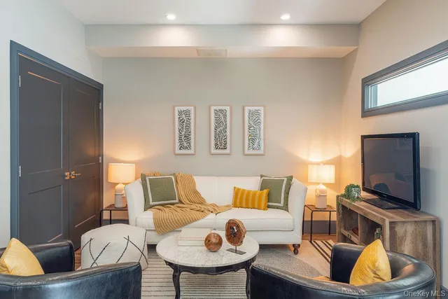 $925,000 | 2 Icehouse Drive, Saugerties, NY 12477