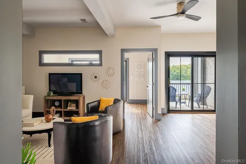 $925,000 | 2 Icehouse Drive, Saugerties, NY 12477