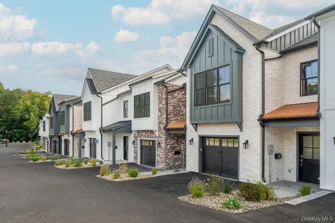 $925,000 | 2 Icehouse Drive, Saugerties, NY 12477