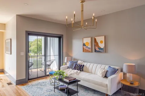 $925,000 | 2 Icehouse Drive, Saugerties, NY 12477