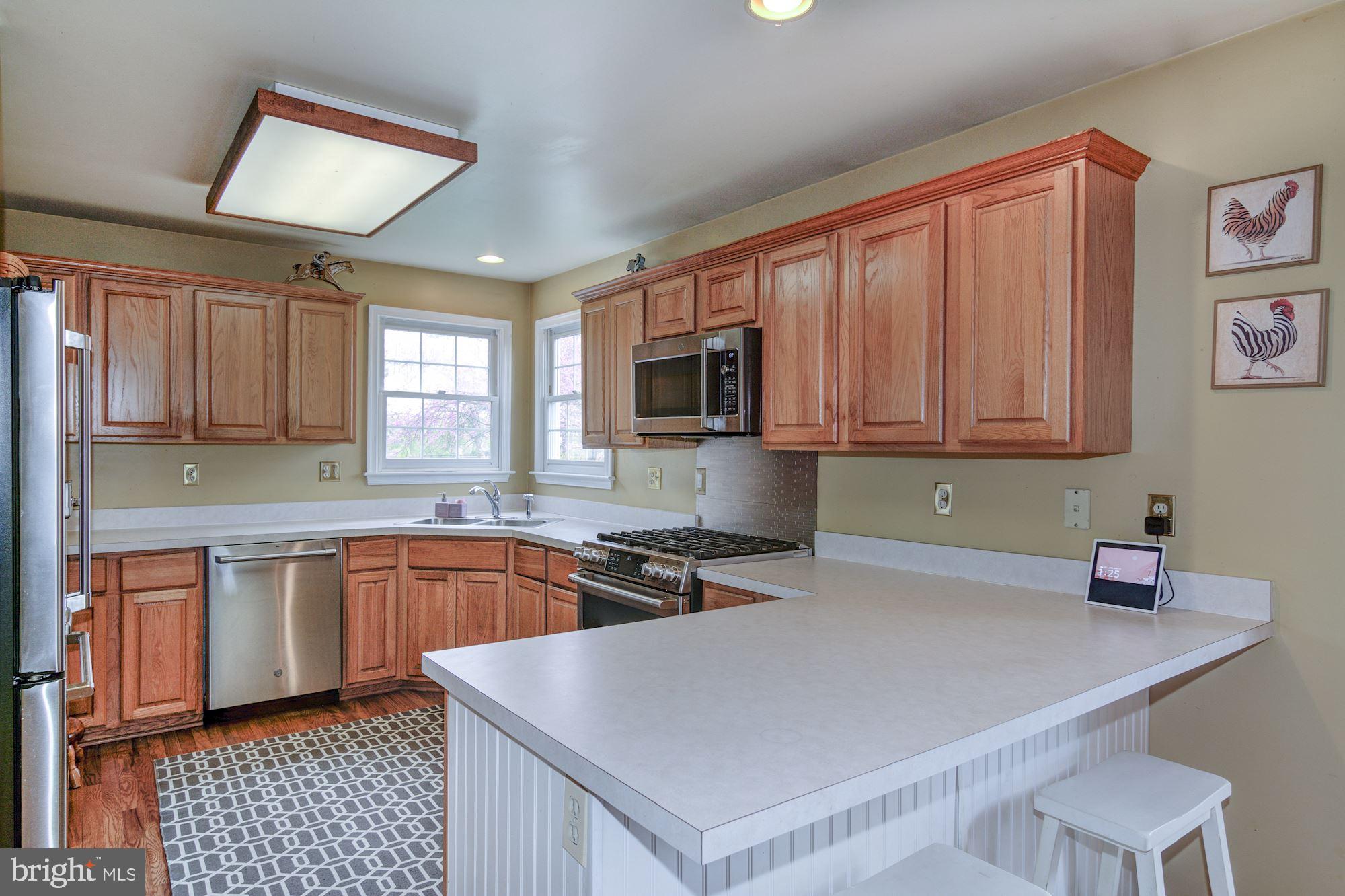 38048 Forest Mills Road Leesburg, VA 20175 - Photo 14 of 44 Kitchen with new stainless appliances
