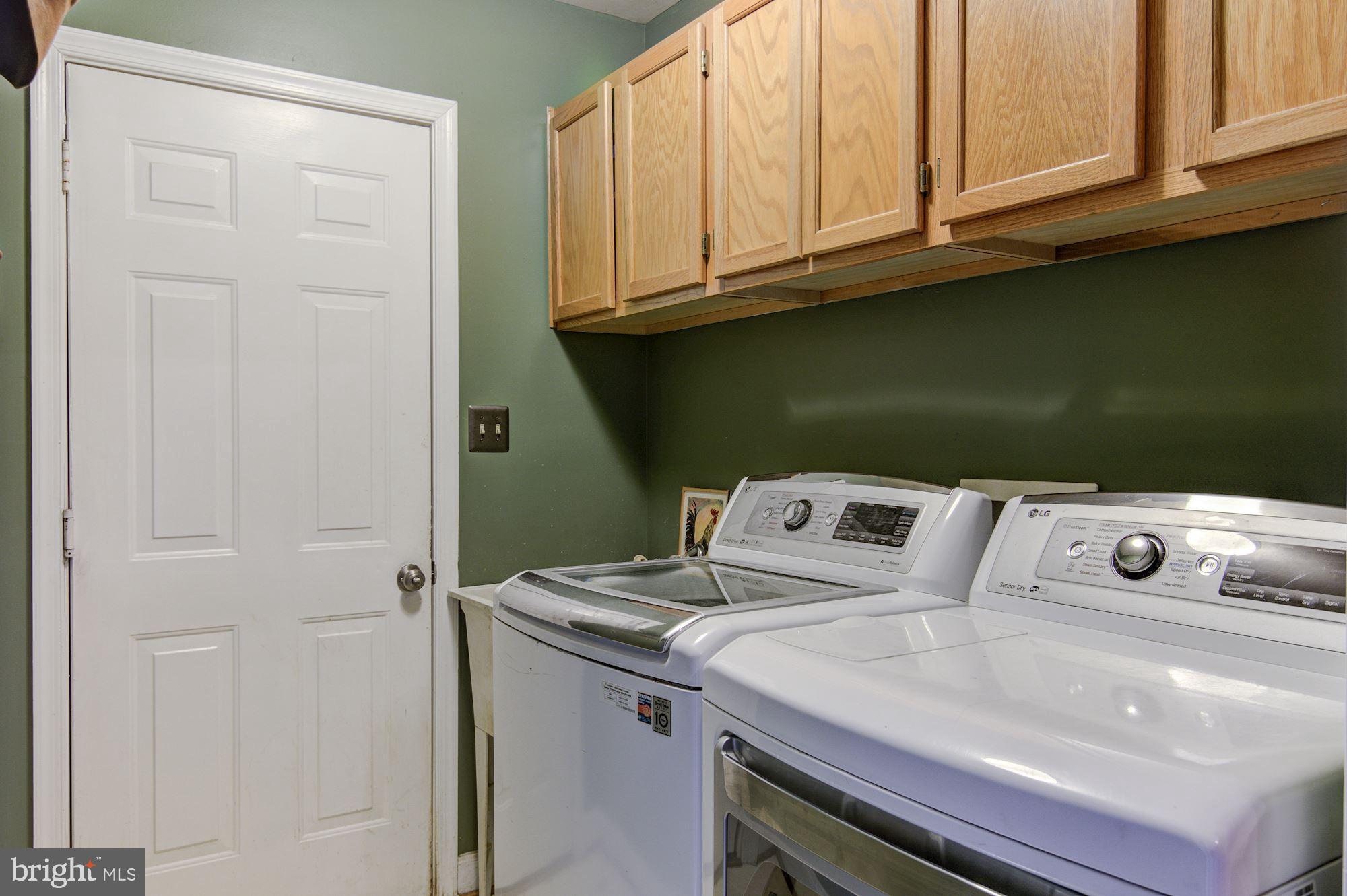 38048 Forest Mills Road Leesburg, VA 20175 - Photo 15 of 44 Laundry room off kitchen leads into 2 car garage.