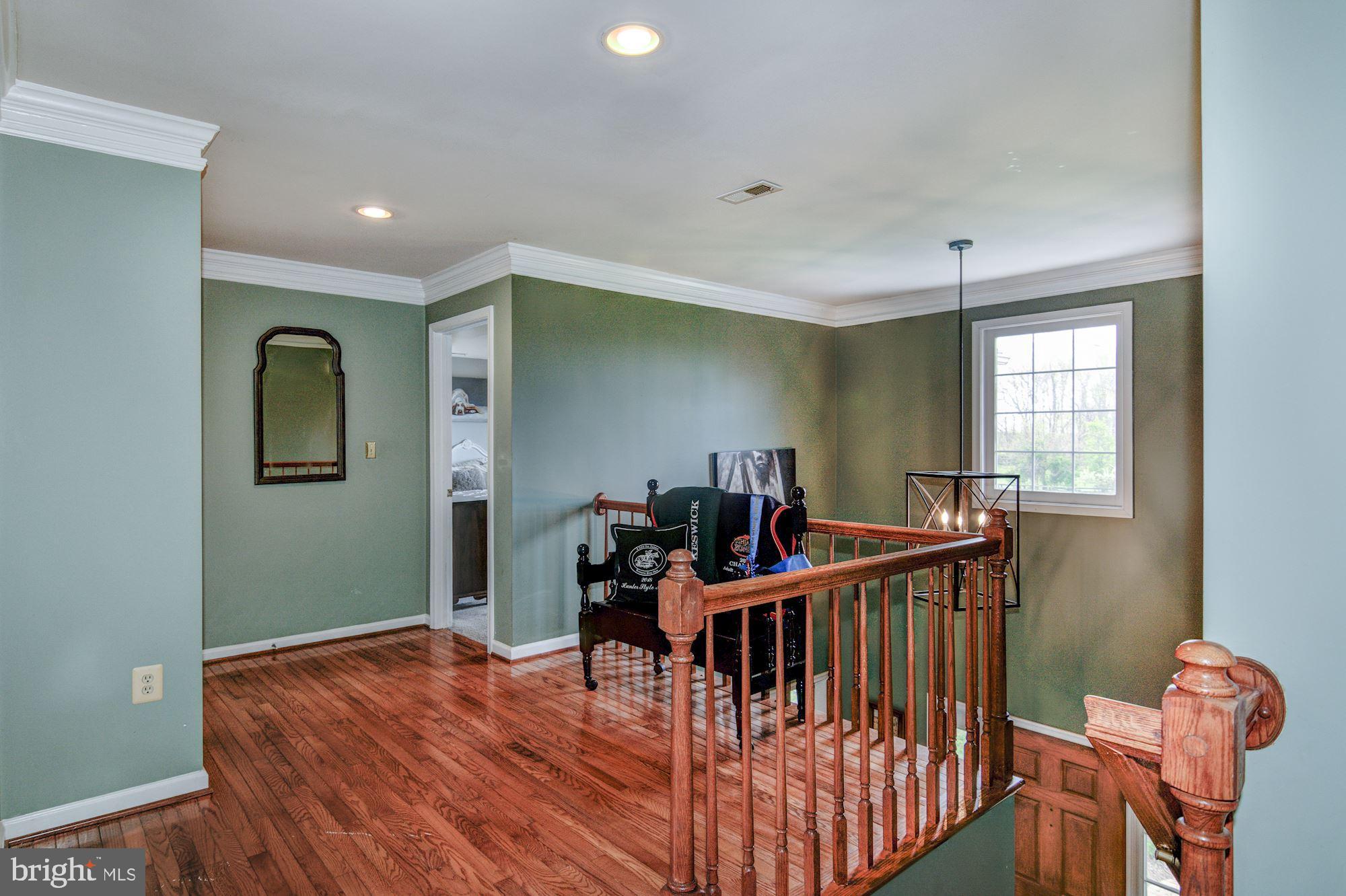 38048 Forest Mills Road Leesburg, VA 20175 - Photo 17 of 44 Second level hall