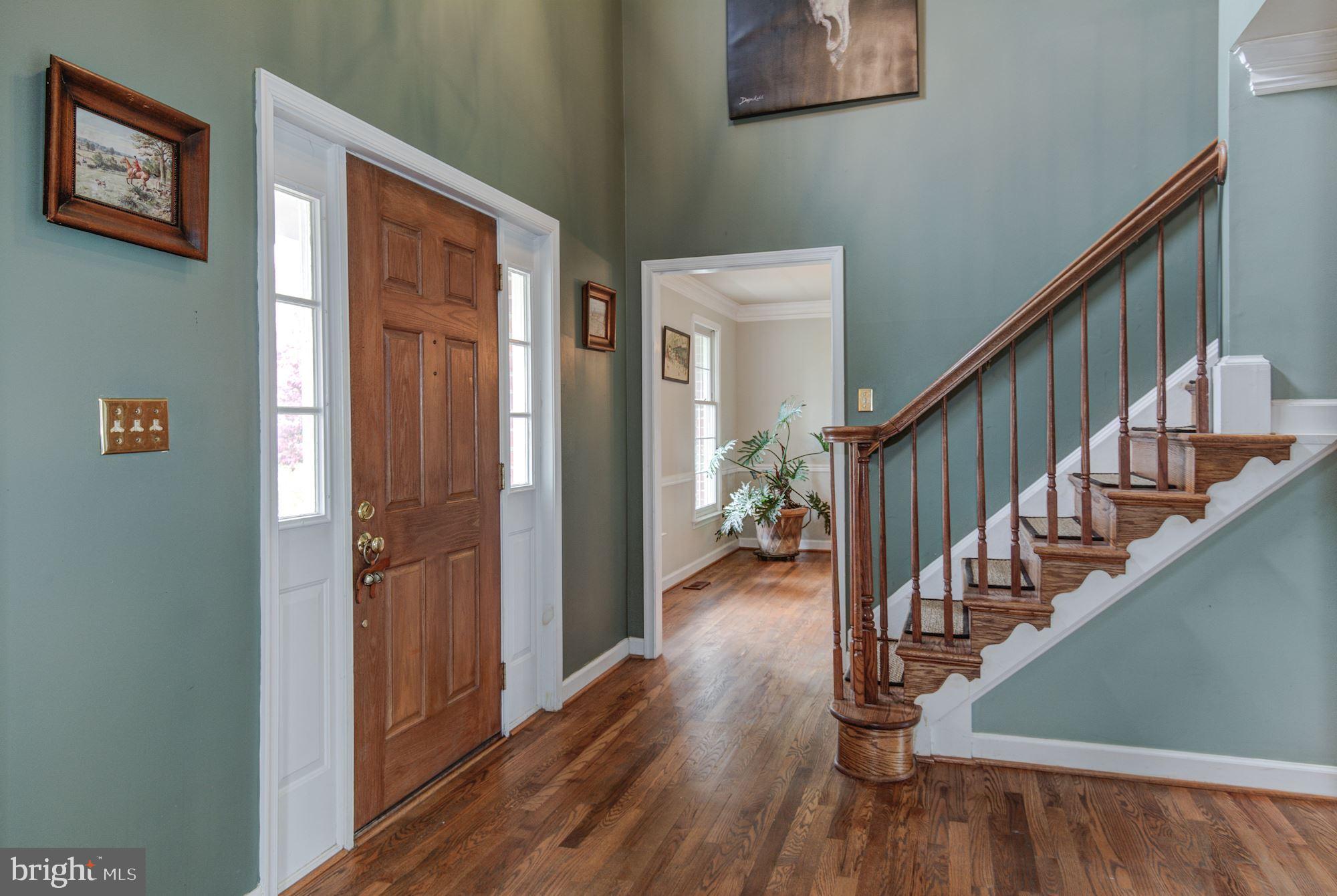 38048 Forest Mills Road Leesburg, VA 20175 - Photo 4 of 44 Two level, welcoming foyer.