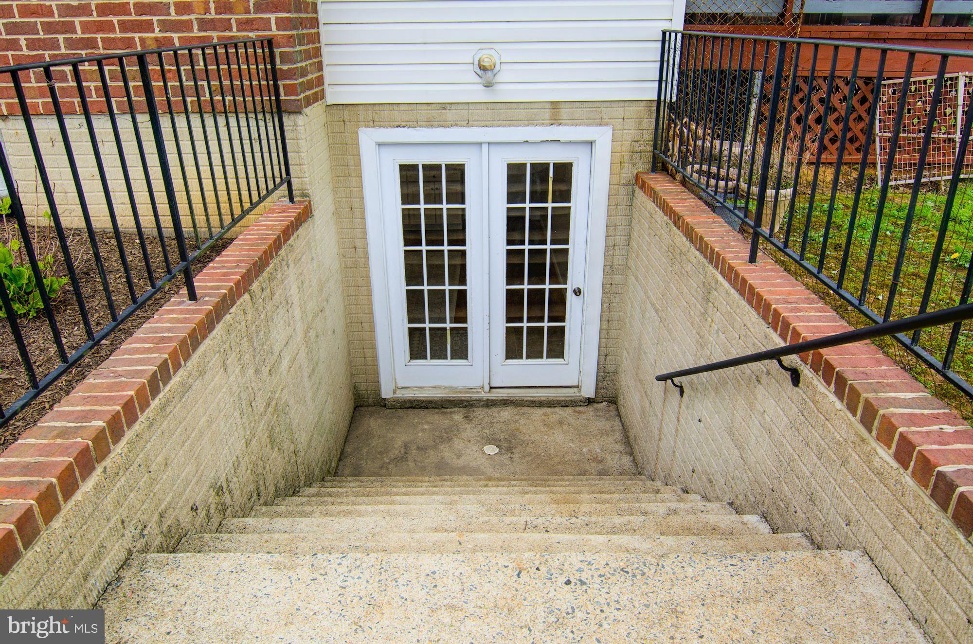 38048 Forest Mills Road Leesburg, VA 20175 - Photo 32 of 44 Separate entrance to efficiency.