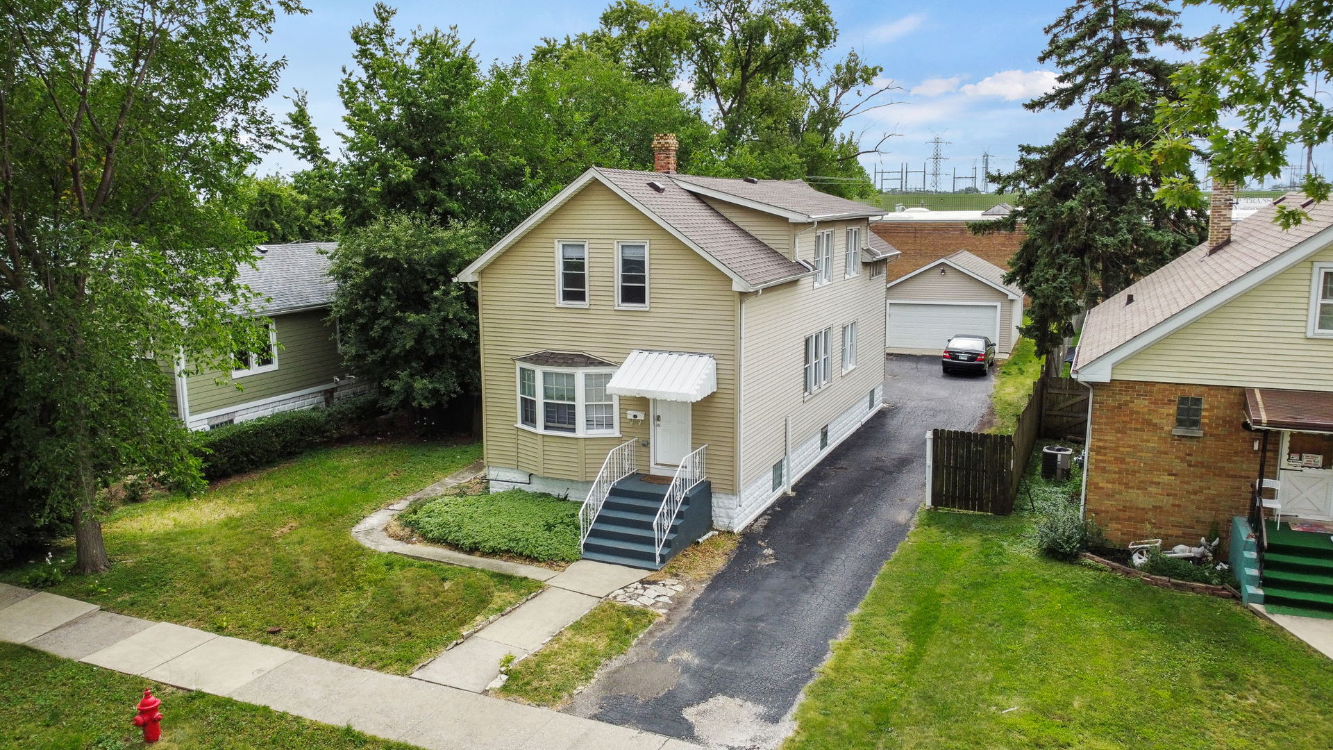 a view of a house with a yard