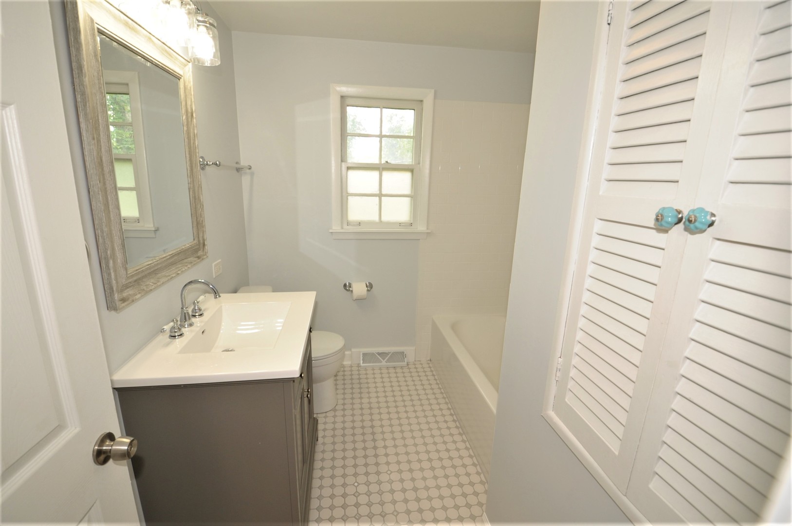 814 West Roosevelt Road Wheaton, IL 60187 - Photo 19 of 34