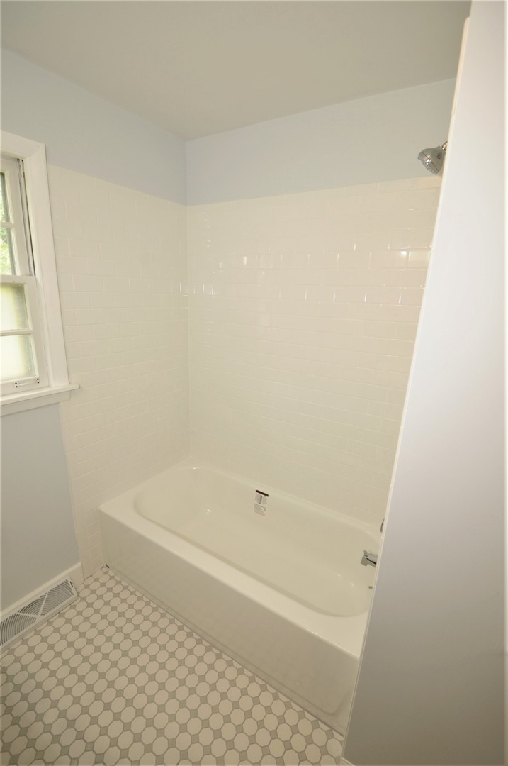 814 West Roosevelt Road Wheaton, IL 60187 - Photo 21 of 34