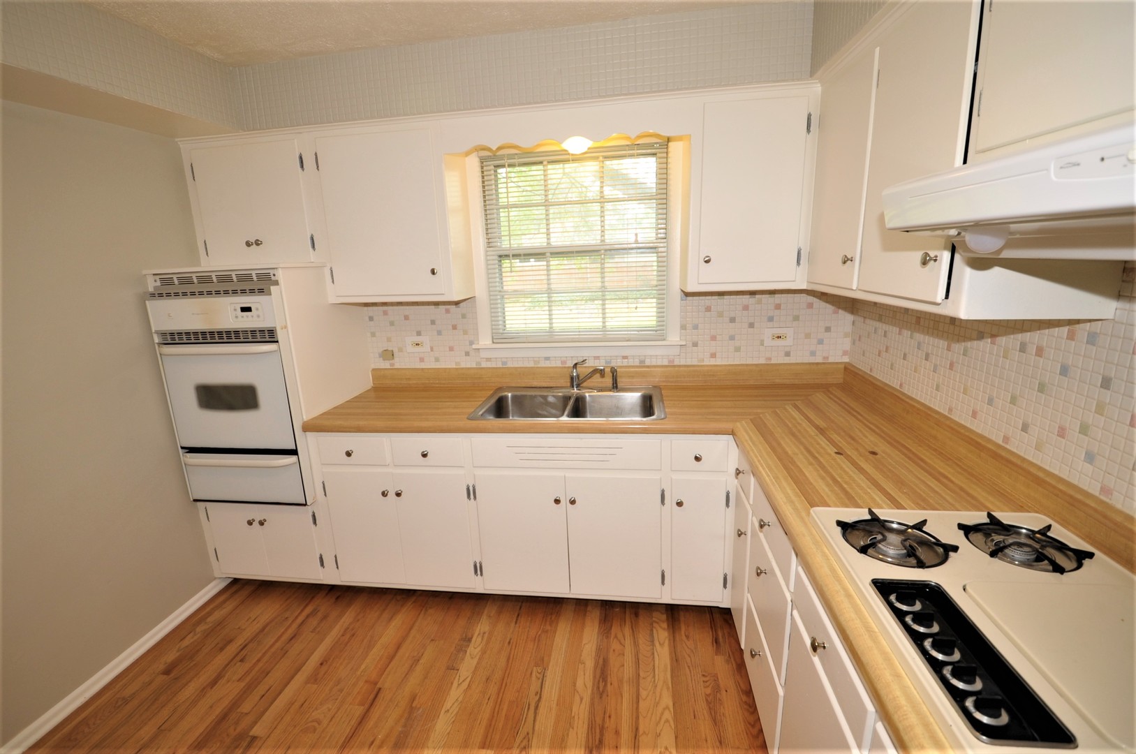 814 West Roosevelt Road Wheaton, IL 60187 - Photo 10 of 34