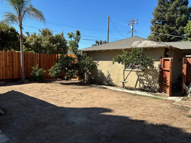 a view of a backyard