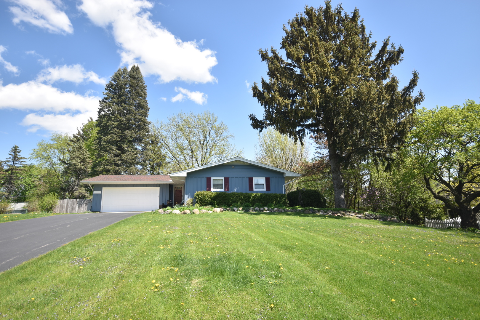 12N199 Hilltop Road Elgin, IL 60123 - Photo 1 of 25