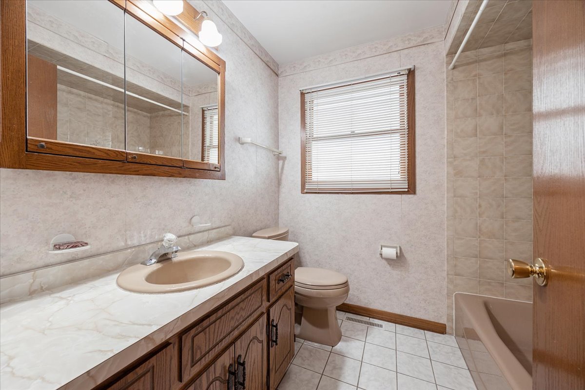 8307 South 77th Court Bridgeview, IL 60455 - Photo 11 of 17