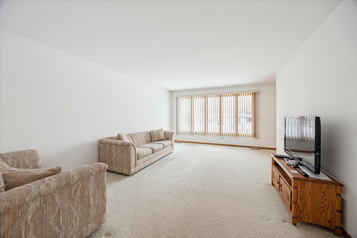 8307 South 77th Court Bridgeview, IL 60455 - Photo 3 of 17