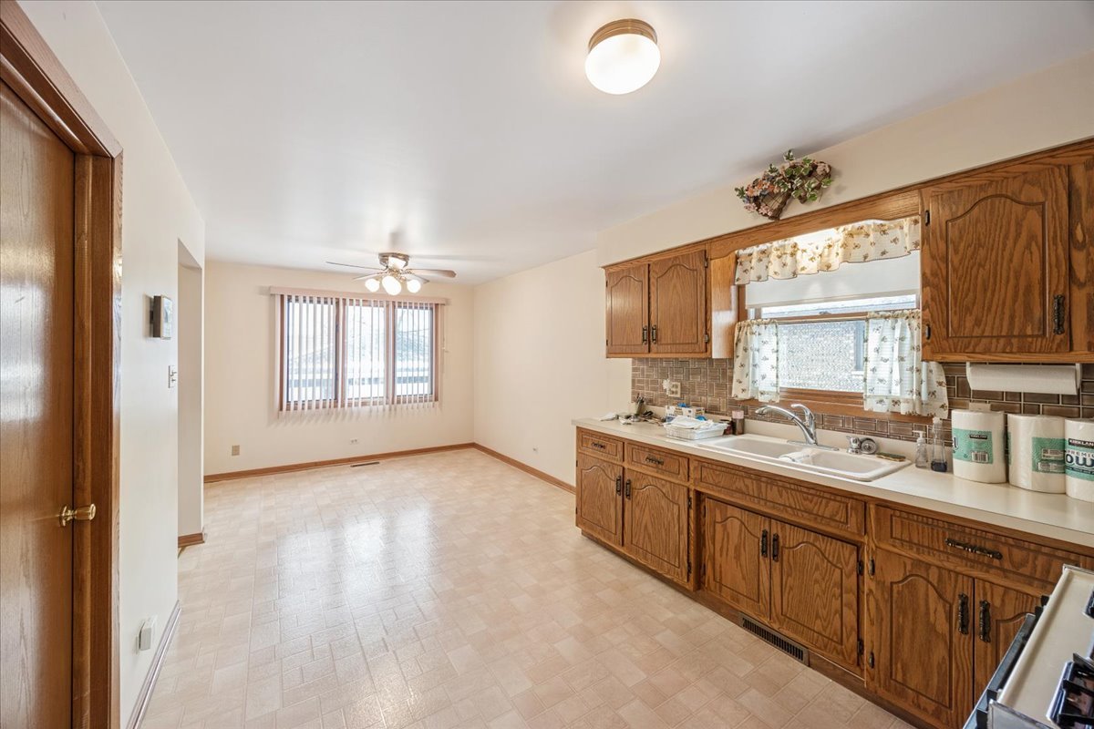 8307 South 77th Court Bridgeview, IL 60455 - Photo 5 of 17