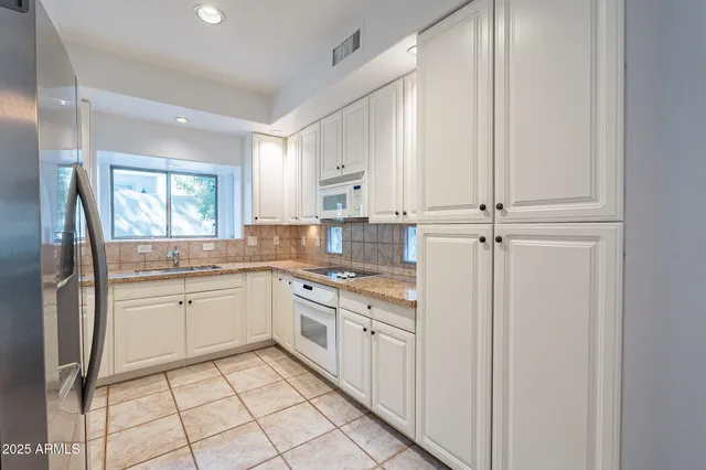 $2,700 | 7240 North Dreamy Draw Drive, Unit 123, Phoenix, AZ 85020