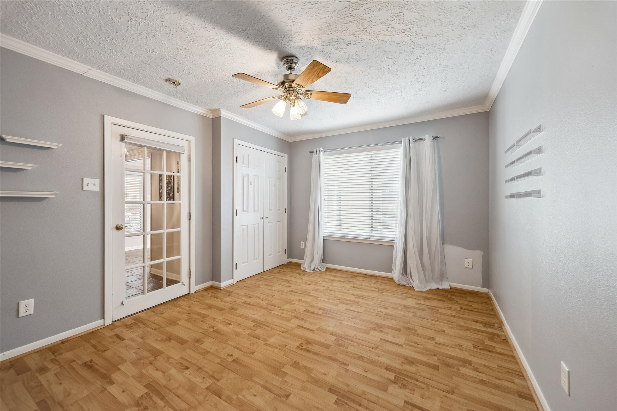 1423 Richelieu Lane Houston, TX 77018 - Photo 20 of 46 a bedroom with a bed and a window