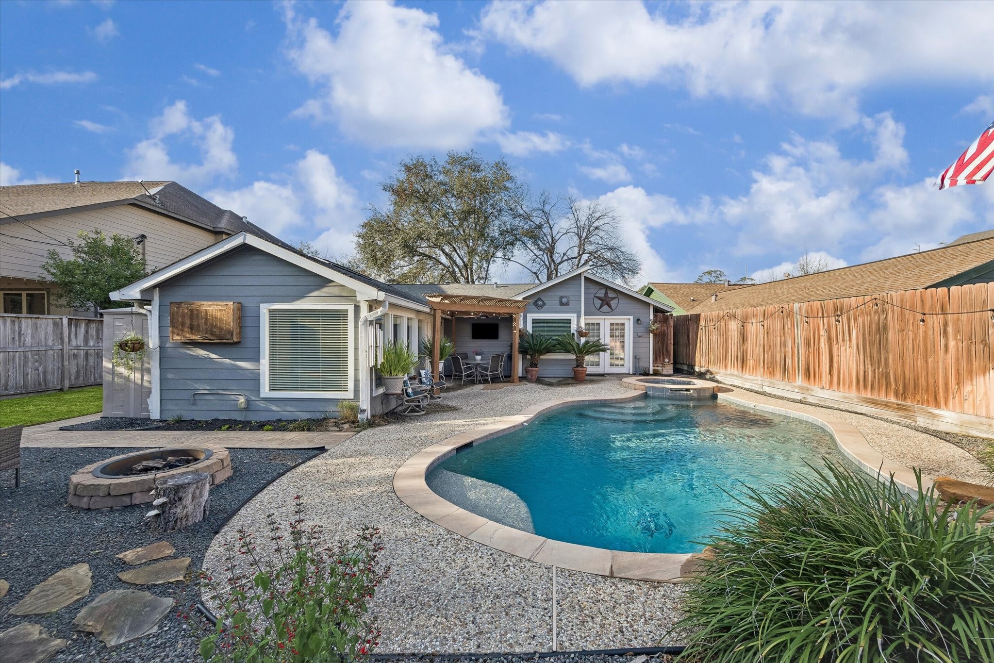 1423 Richelieu Lane Houston, TX 77018 - Photo 28 of 46 a view of a house with backyard and sitting area
