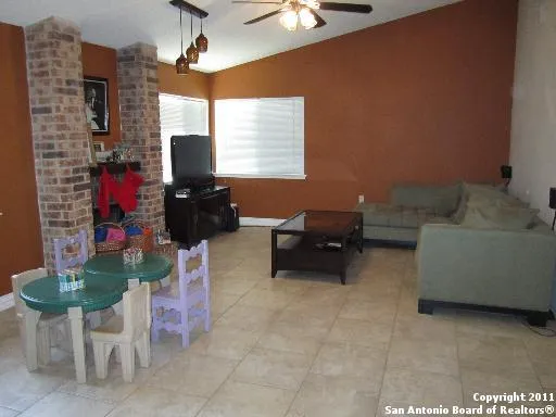 $1,800 | 8402 Aristotle, Universal City, TX 78148