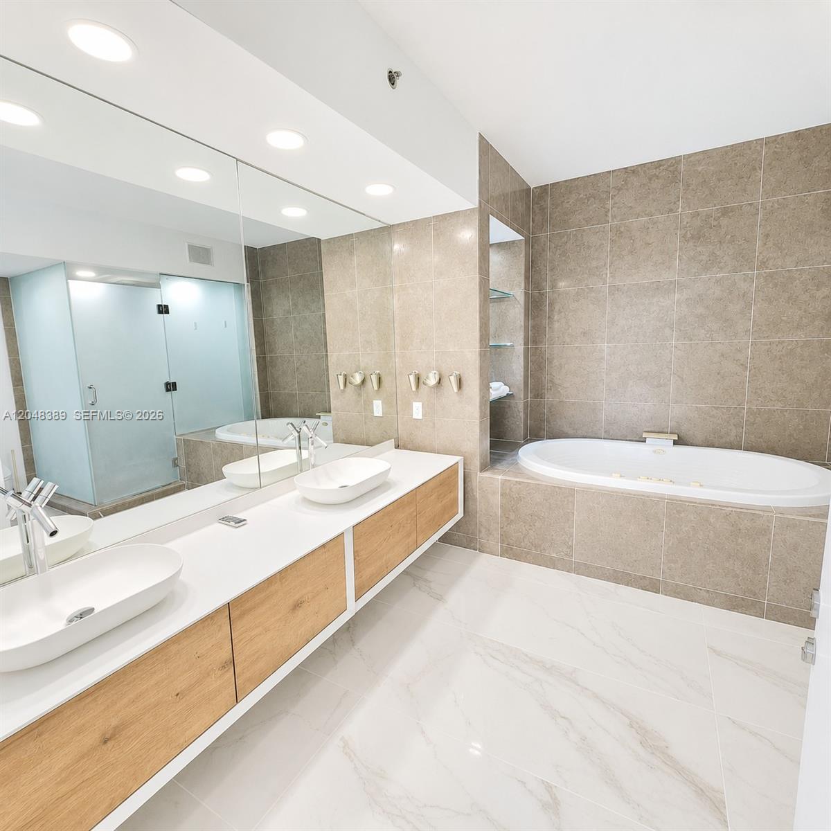 450 Alton Road, Unit 1606 Miami Beach, FL 33139 - Photo 9 of 19