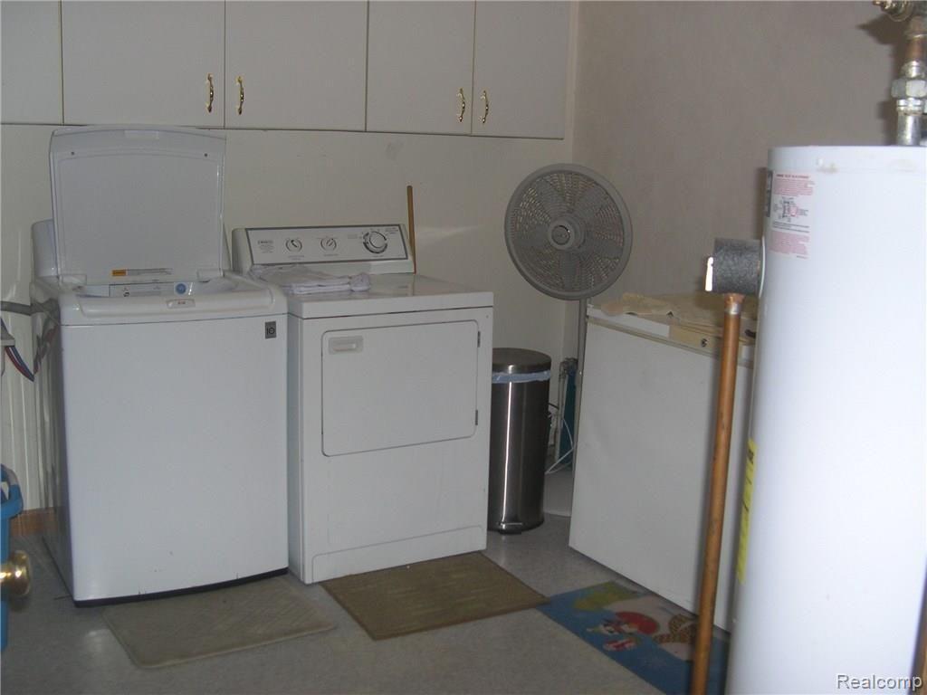 10219 Farmington Road Livonia, MI 48150 - Photo 24 of 34 LARGE FIRST FLOOR LAUNDRY WITH HUGE CLOSET