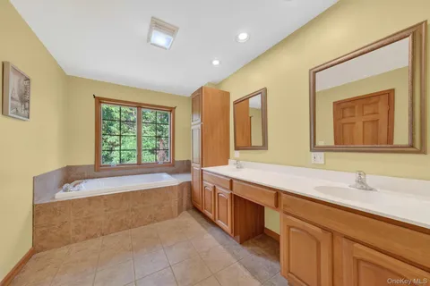 $648,000 | 21 Huyler Drive, Hyde Park, NY 12538