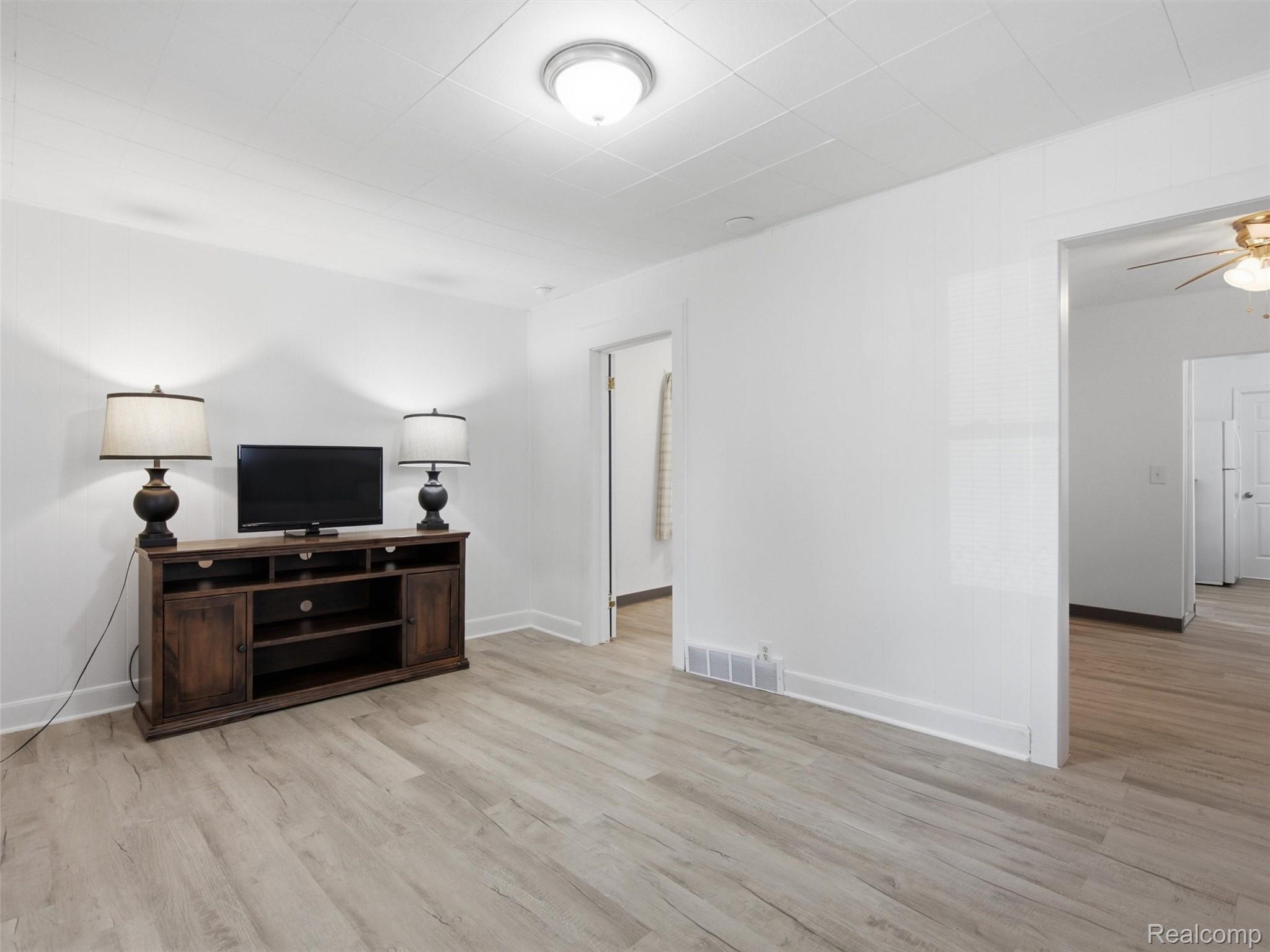 808 Corwin Court Pontiac, MI 48340 - Photo 5 of 34 Brightly lit interior space with new light wood-finish vinyl flooring large window with blinds