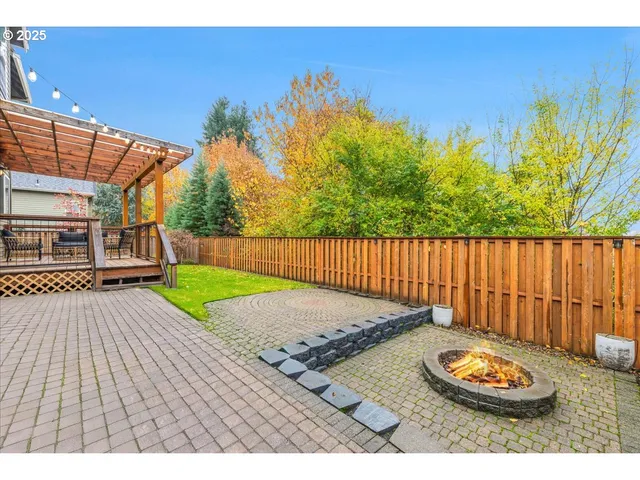 a view of a backyard with wooden floor